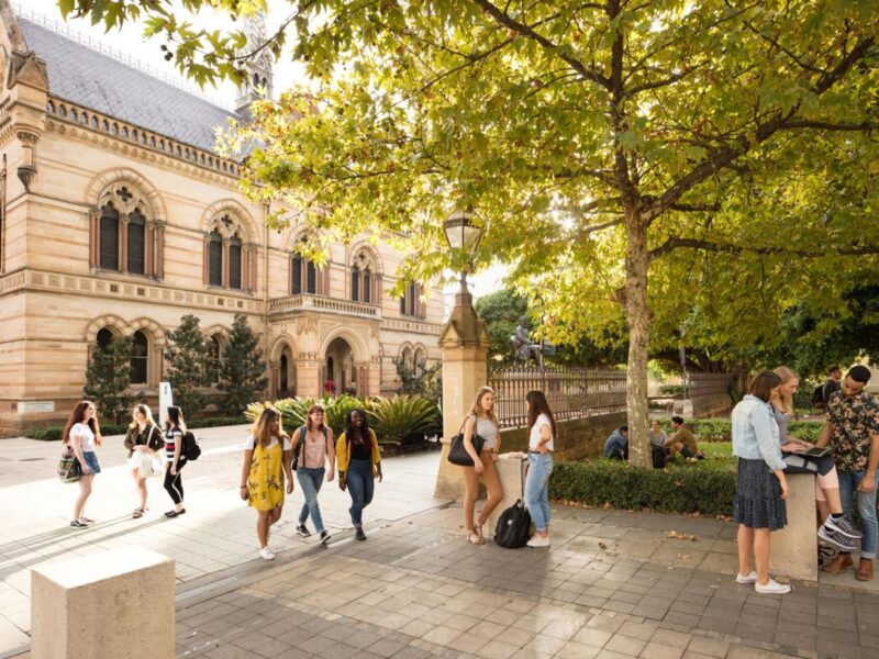 Trường University of Adelaide (Úc)