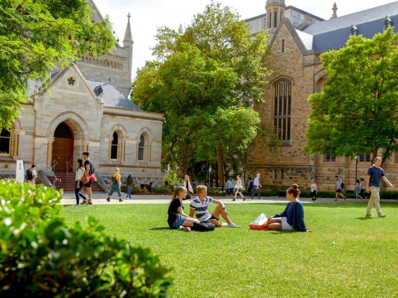 Trường University of Adelaide (Úc)